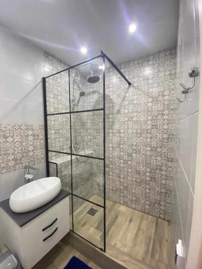 Люкс Апартаменти «Д.І.М.» Kamianets-Podilskyi Ngoại thất bức ảnh